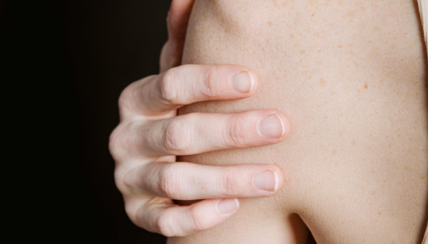 Photo by Angela Roma : https://www.pexels.com/photo/crop-person-with-hands-on-shoulder-7480307/