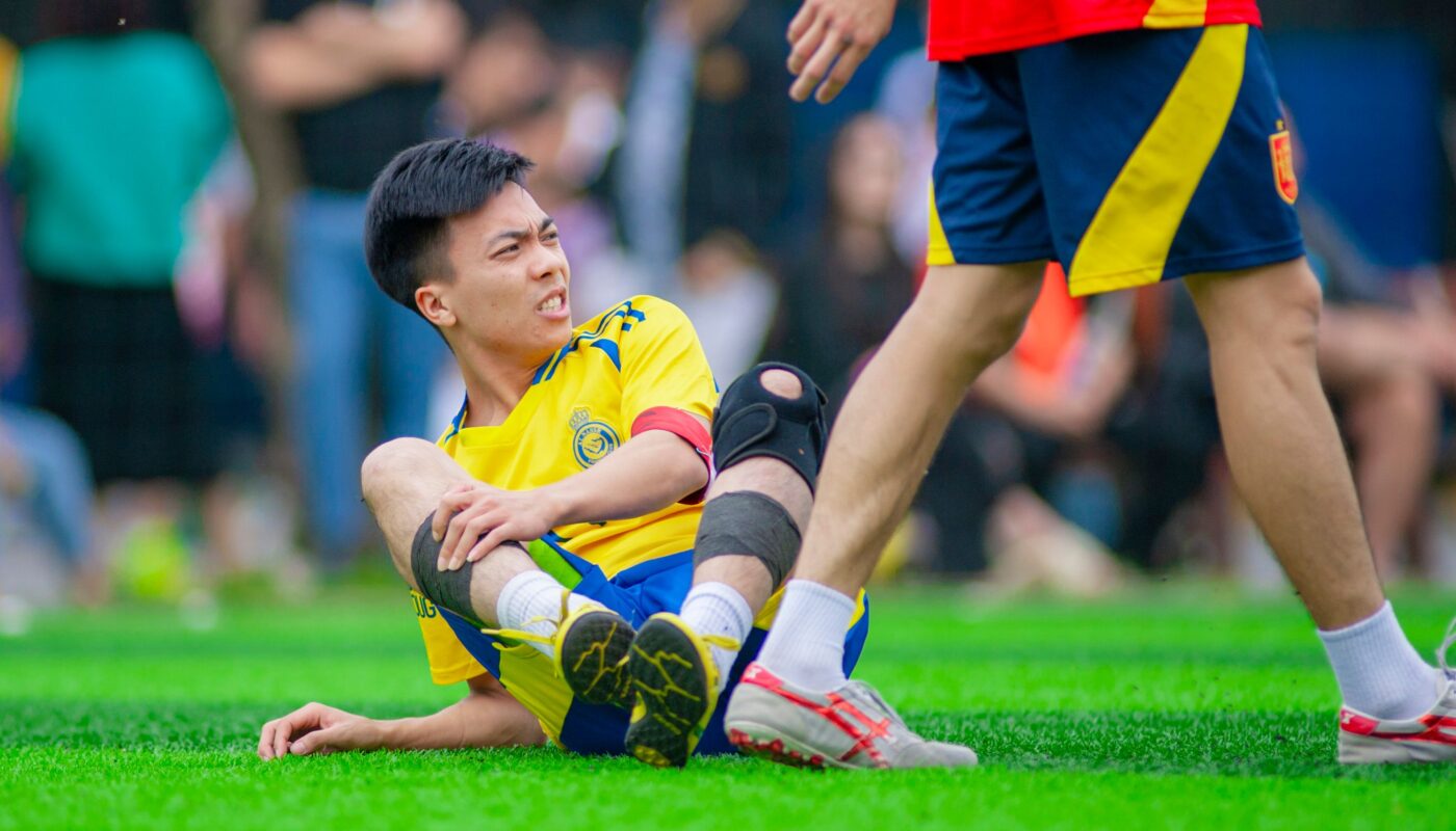 Photo by Anh Lee: https://www.pexels.com/photo/injured-soccer-player-on-grass-field-29558666/